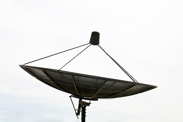 Grote zwarte satelliet staat op Cloudless Sky