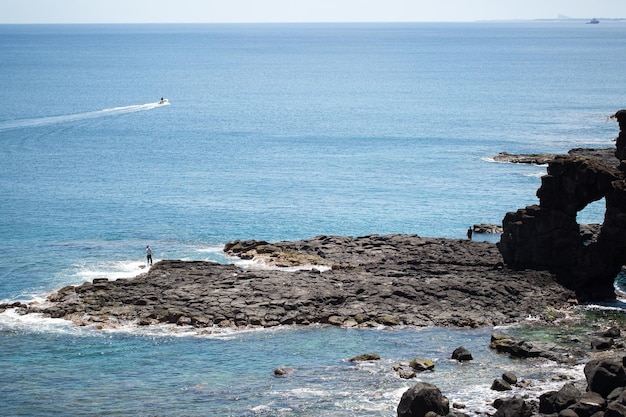 Grote zwarte stenen aan de kust van de Indische oceaan Mauritius