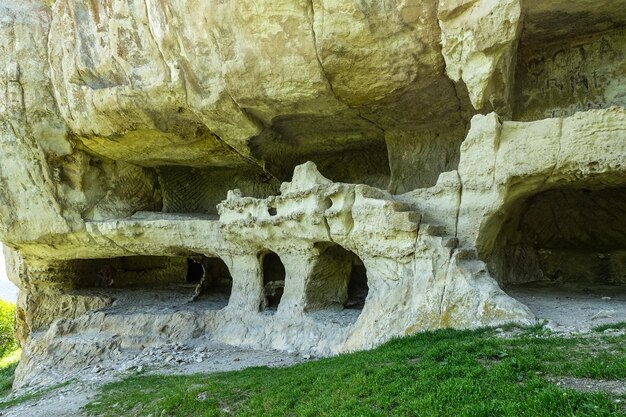 Grotten van de stad TepeKermen in Bakhchisarai Krim Rusland Krim-bergen