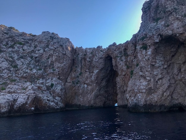 Cascais Portugal의 Grotto Boca do Inferno 강한 파도가 있는 위험한 동굴