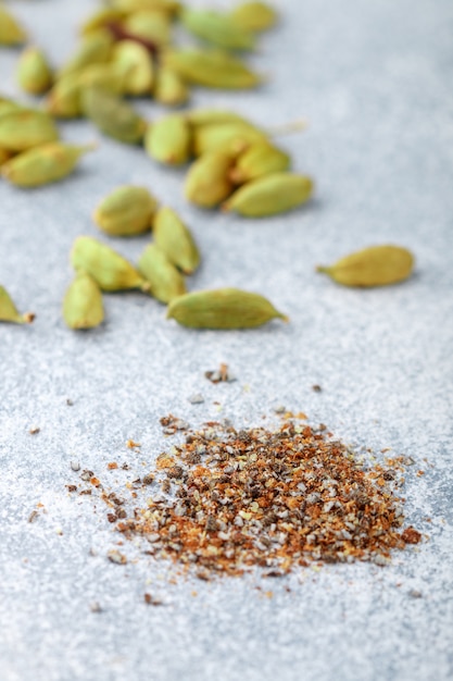 Photo ground cardamom seeds and whole pods