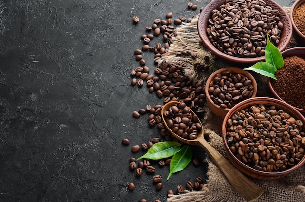 挽いたコーヒーとコーヒー豆黒の背景にコーヒーの種類の品揃え上面図テキスト用の空きスペース
