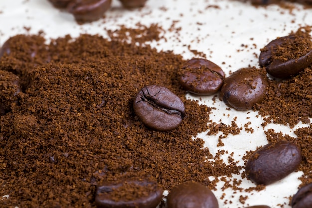 挽いたコーヒーの自然焙煎コーヒー豆