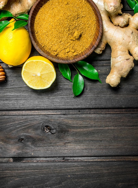 ground ginger in bolw with lemons