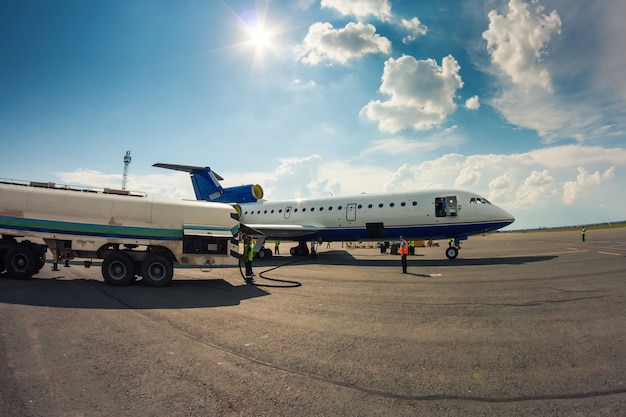 Assistenza a terra dell'aereo nel piccolo aeroporto