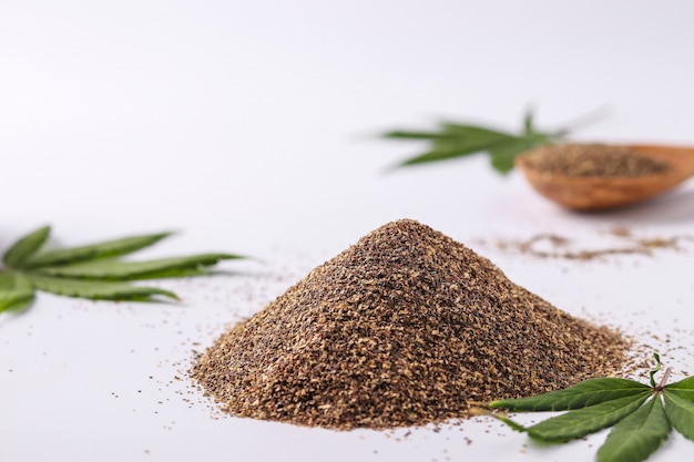 Fibra biologica macinata da semi di cannabis, un prodotto naturale sano