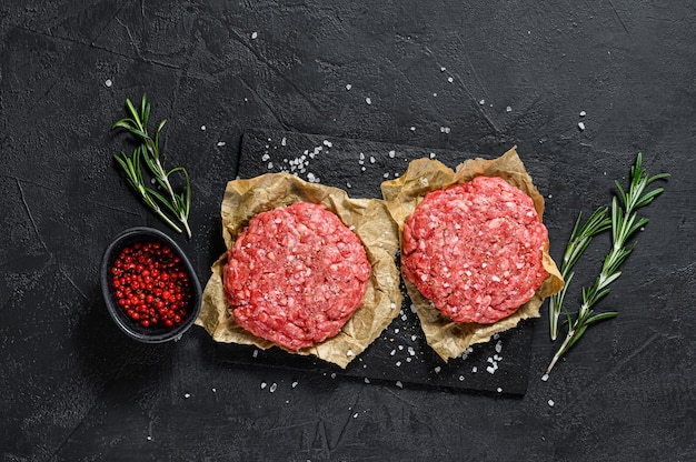 Tortini di carne cruda macinata. polpette di carne pronte da cuocere. festa barbecue. fattoria biologica di carne. vista dall'alto