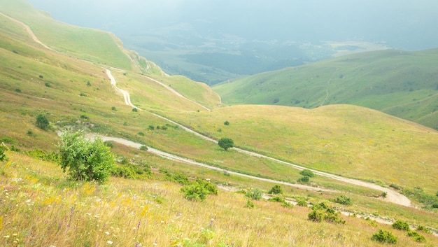 Strada di terra in natura armenia estate