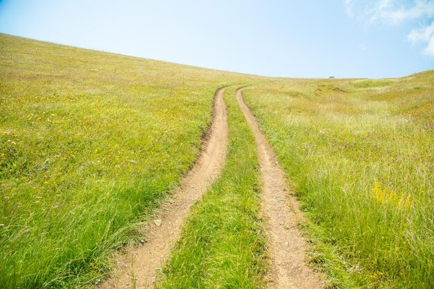 自然の中の地上道路 アルメニア 夏