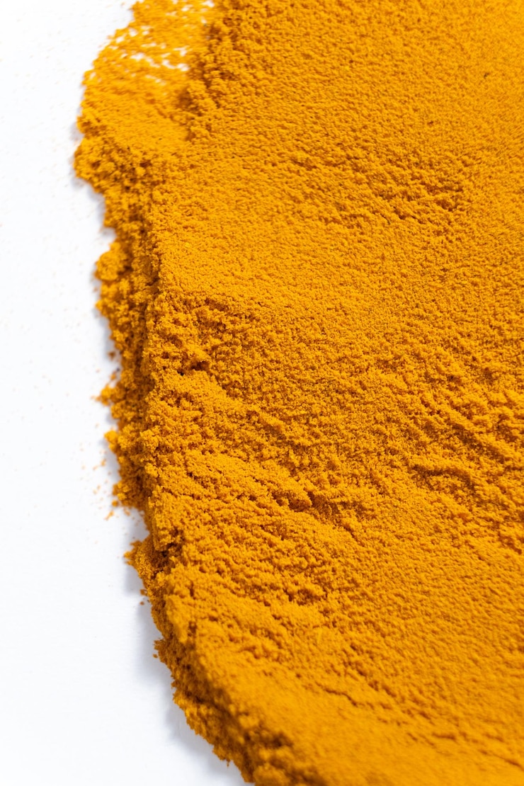 Photo ground turmeric root macro powder top view