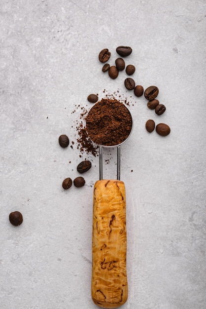 Foto fagioli di caffè macinati, caffettiere e spezie