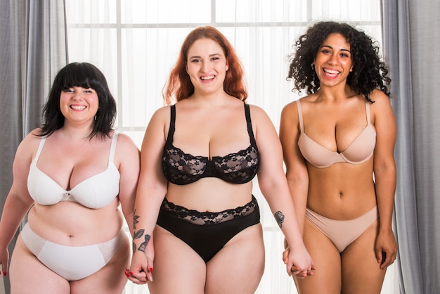 Photo group of 3 oversize women posing in studio