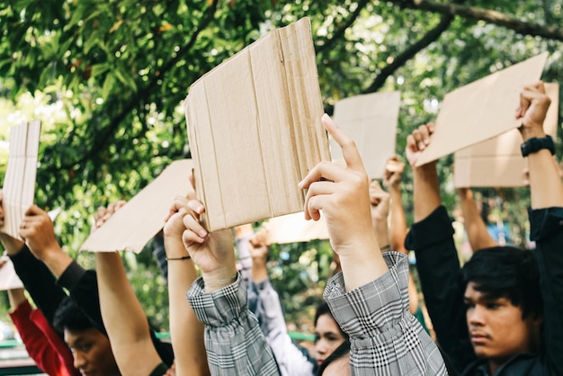 Группа активистов, держащих пустый картон во время митинга или демонстрации