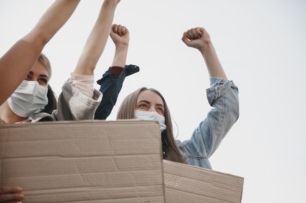 Группа активистов раздает лозунги на митинге