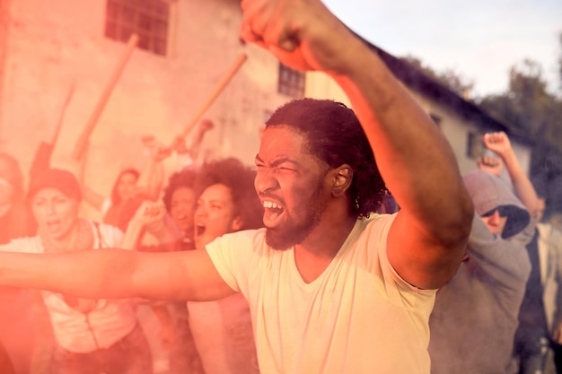 Foto gruppo di attivisti che sollevano una rivoluzione contro il governo e protestano per le strade il focus è sull'uomo afroamericano