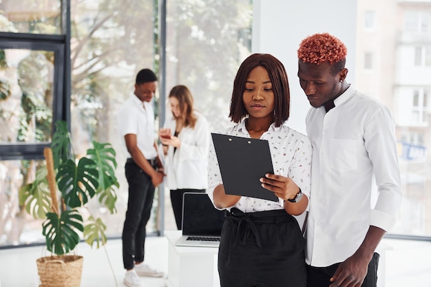 Photo group of african american business people working in office together