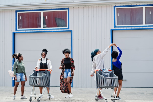 ショッピングカートとアフリカ系アメリカ人の女性のグループ