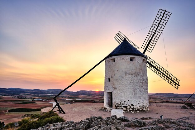 Photo group of ancient windmills in the town of consuegra spain on the route of the don quixote