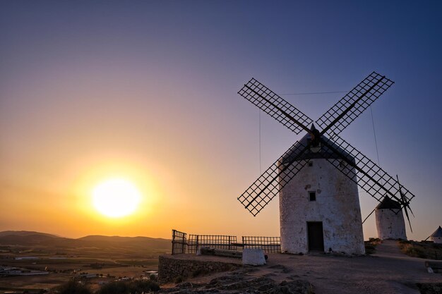 Photo group of ancient windmills in the town of consuegra spain on the route of the don quixote