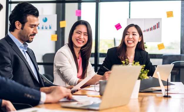 아시아 비즈니스 회의 및 전략 시작 프로젝트 분석 재무 프로세스에 대해 논의하는 그룹성공 비즈니스 사람들은 사무실에서 노트북으로 계획을 세우고 마케팅 아이디어를 브레인스토밍합니다.Teamwork