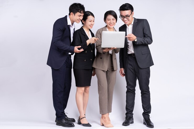 Photo 白い背景でポーズをとってアジアのビジネスの人々のグループ