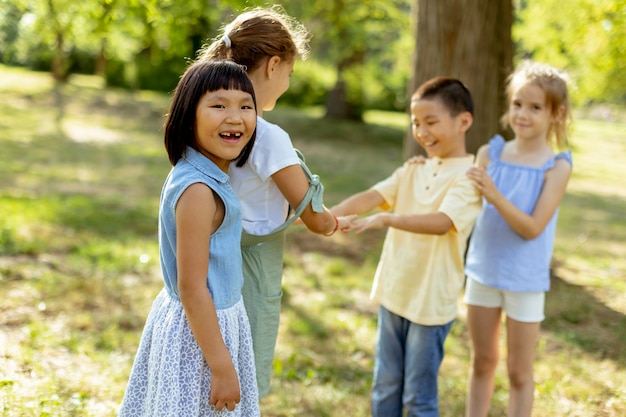 공원에서 즐거운 시간을 보내는 아시아 및 백인 어린이 그룹