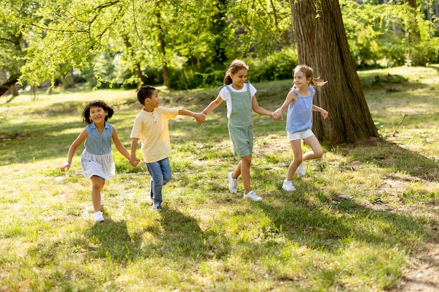 公園で楽しんでいるアジア人と白人の子供たちのグループ