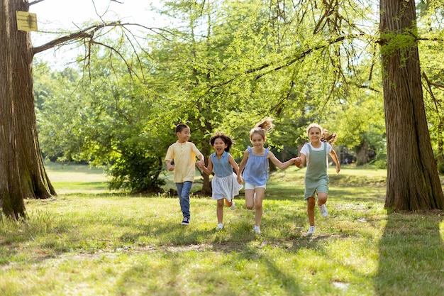 Gruppo di bambini asiatici e caucasici che si divertono nel parco