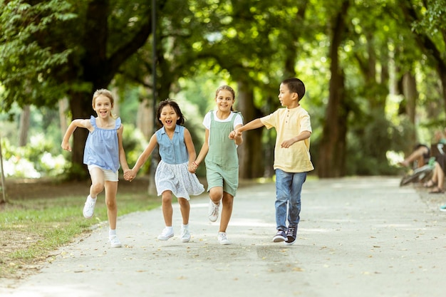 Группа азиатских и кавказских детей развлекается в парке