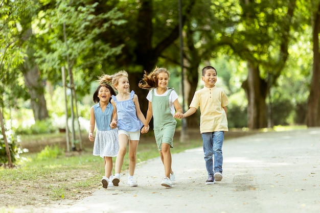 공원에서 즐거운 시간을 보내는 아시아 및 백인 어린이 그룹