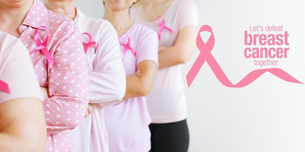 Foto gruppo di donne asiatiche multietà in camicia rosa e nastro rosa per il cancro al seno di ottobre