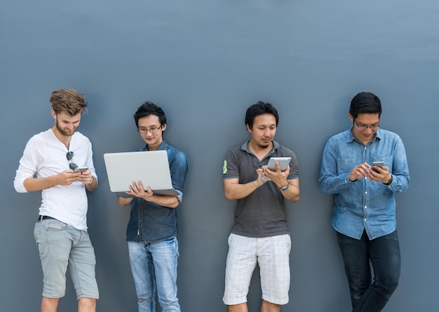 Foto gruppo di uomini d'affari asiatici e multietnici con abito casual