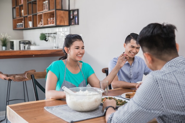 昼食をとっているアジア人のグループ