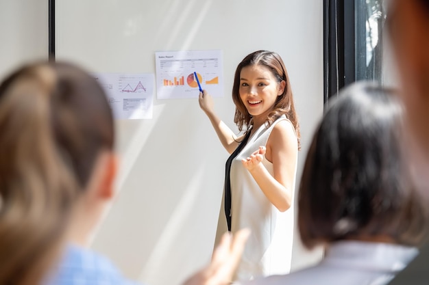 Foto gruppo di giovani asiatici moderni in abbigliamento casual intelligente che hanno una riunione di brainstorming mentre sono seduti sullo sfondo dell'ufficio riunione d'affari strategia di pianificazione nuovo sviluppo aziendale concetto di avvio