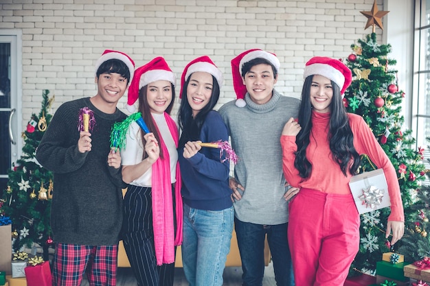 파티에 참가한 그룹 아시아 젊은이들은 집에서 크리스마스와 새해를 행복하고 즐겁게 축하합니다.