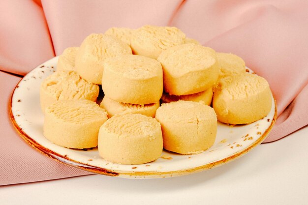 Foto gruppo di biscotti assortiti cioccolato bianco con fiocchi d'avena e uvetta