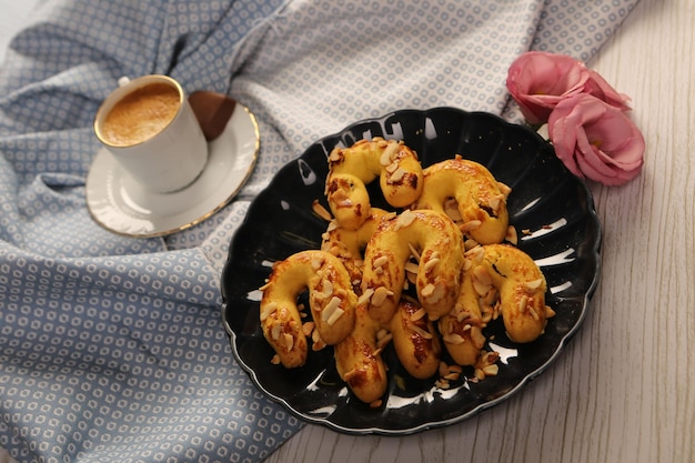 Gruppo di biscotti assortiti cioccolato bianco con fiocchi d'avena e uvetta