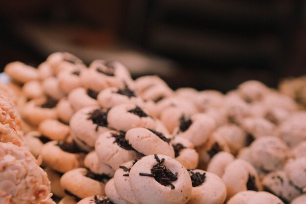 Gruppo di biscotti assortiti. gocce di cioccolato, uvetta d'avena, cioccolato bianco