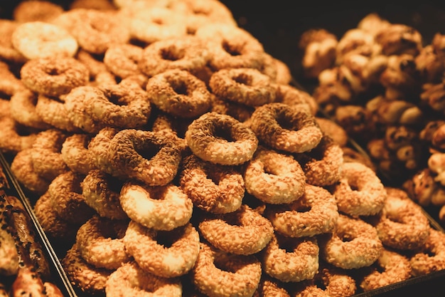 Gruppo di biscotti assortiti cioccolato bianco con fiocchi d'avena e uvetta