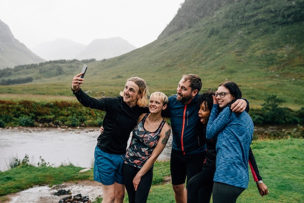 自然の中でselfieを取っている運動選手のグループ