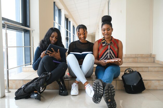 Gruppo di studenti universitari afroamericani attraenti nel campus