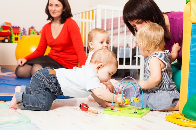 Foto bambini di gruppo nella stanza dei giochi