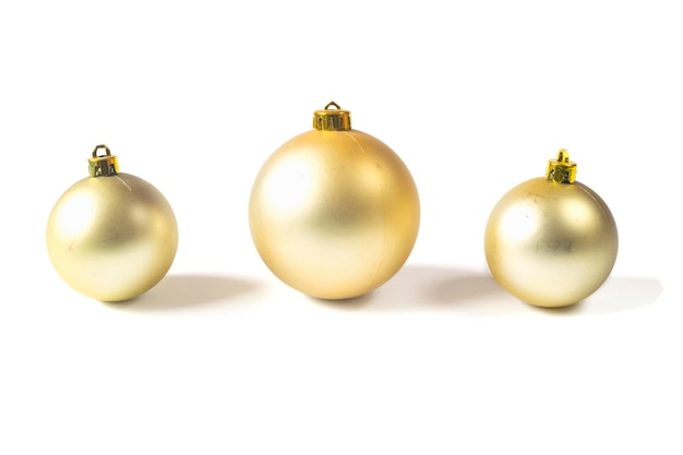 赤い背景の美しい赤いボールのグループ クリスマス装飾コンセプト