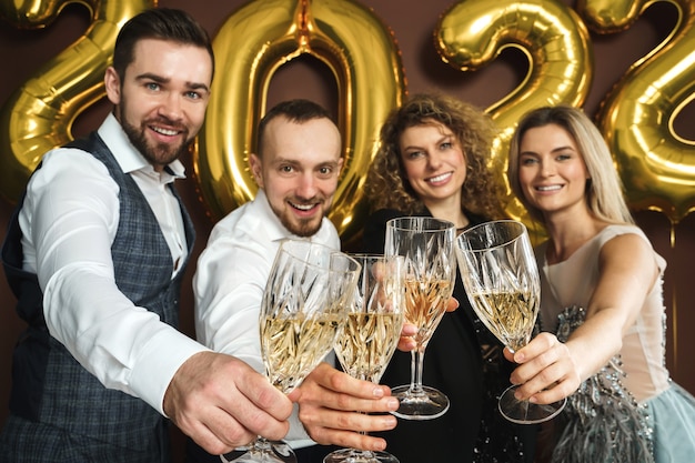 Photo group of beautiful well dressed party people celebrating 2022 new year and drinking sparkling wine