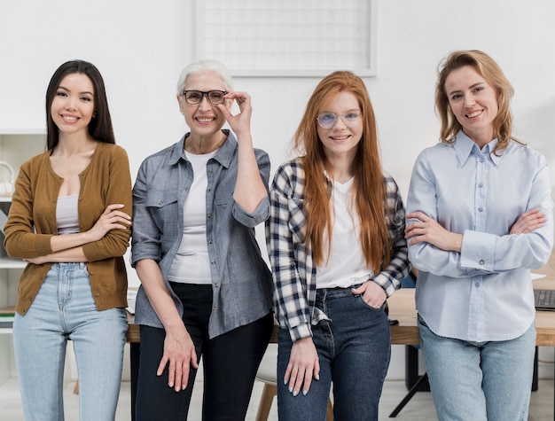 Gruppo di belle donne che propongono insieme