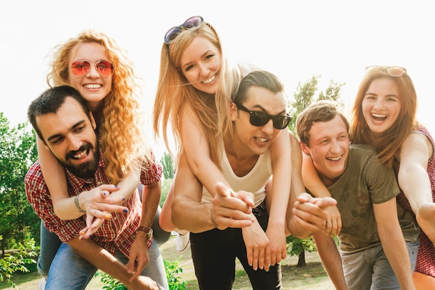 Foto gruppo di migliori amici che si divertono insieme