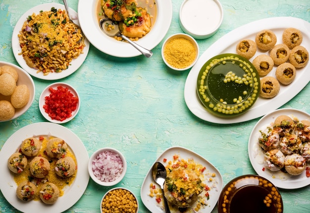 Foto il gruppo di cibo per chat di bombay include golgappa o panipuri, bhel-puri, sev-poori, dahipuri, ragda pattice, raj kachori ecc.
