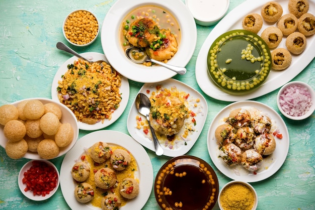 Photo group of bombay chat food includes golgappa or panipuri, bhel-puri, sev-poori, dahipuri, ragda pattice, raj kachori etc. selective focus