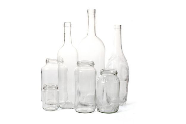 Gruppo di bottiglie e vasetti su bianco