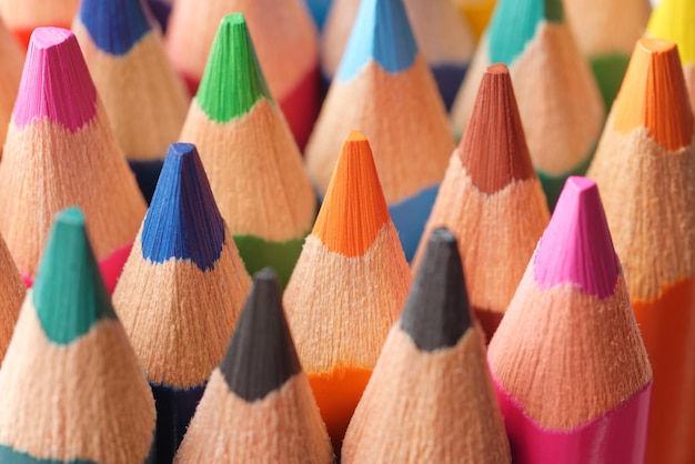 Группа ярких цветных карандашей